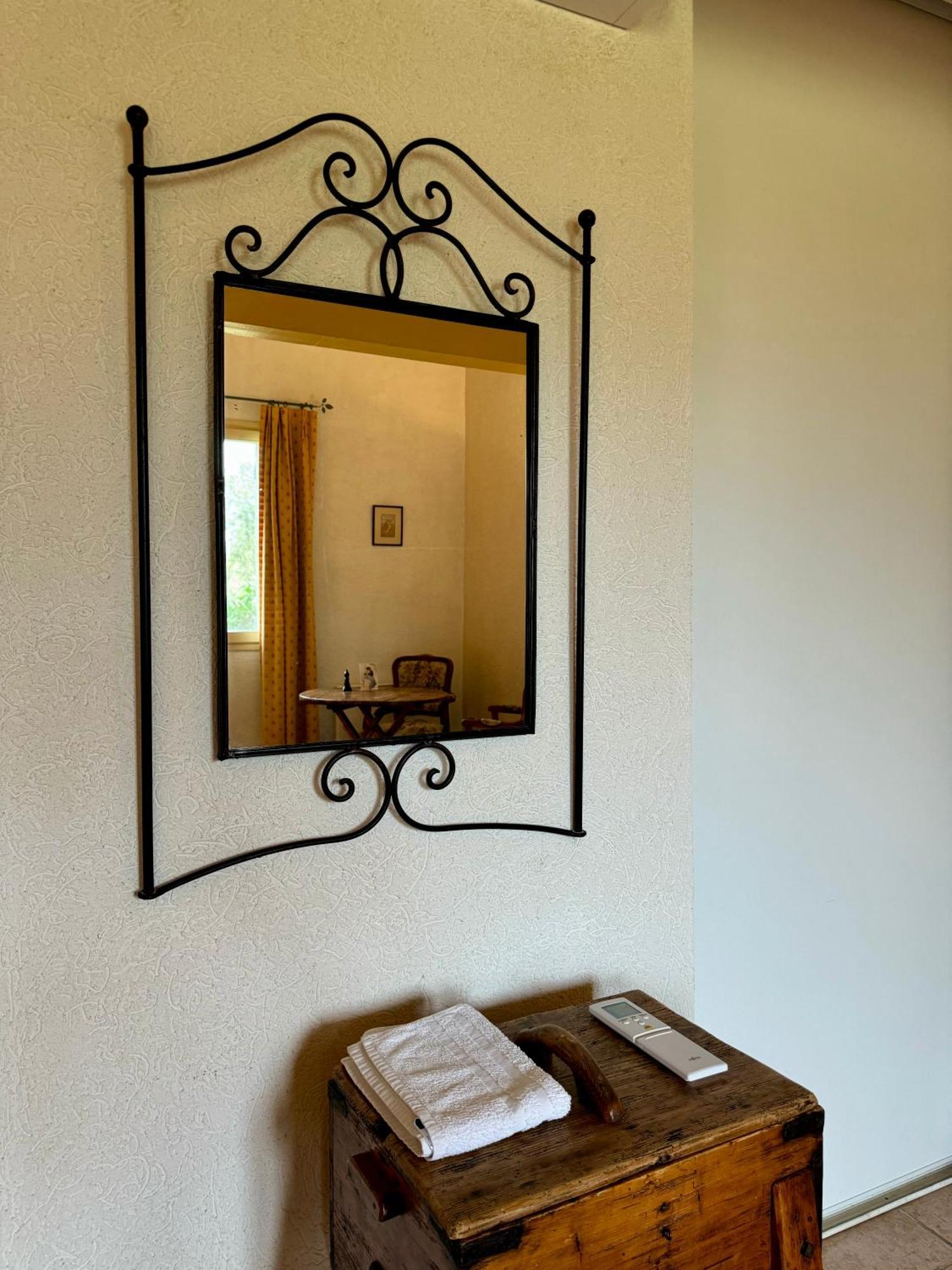 Mas Du Grand Peloux Hotel Port-Saint-Louis-du-Rhone Room photo